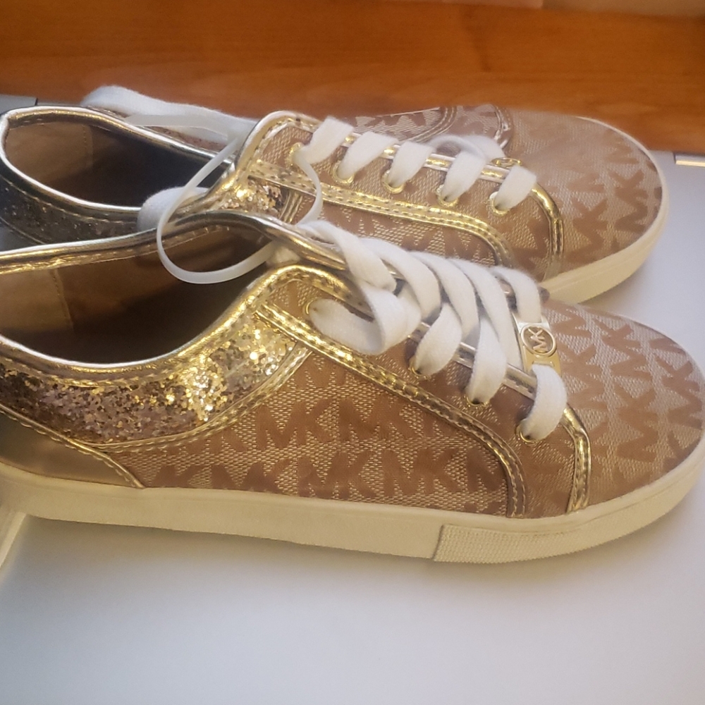 Shoe - Picture 2 of 3